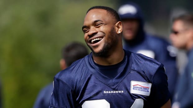 seahawks-thomas-rawls-fan-necklace-video.jpg